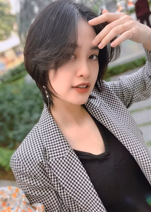 Chia sẻ về lần thi nhan sắc này, Thúy Hằng cho biết bản thân cô muốn trở thành một người truyền cảm hứng về sự nỗ lực trong cuộc sống.