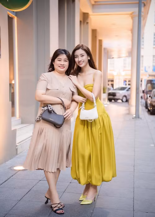 Trong những lần công tác xa, nàng hậu luôn gọi về cho mẹ.