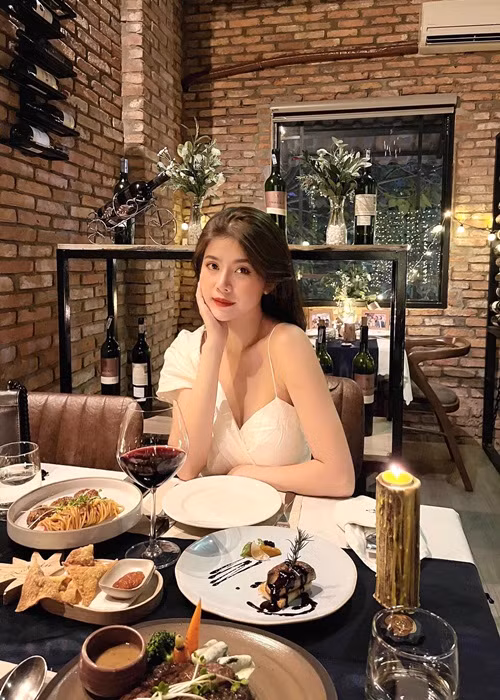 Hoạt động nghệ thuật, Minh Sương lấy nghệ danh là LyLy. Chia sẻ về những khó khăn khi đến với nghệ thuật, LyLy từng cho hay: “Lúc mới vào nghề thật sự rất khó khăn. Có đôi lúc mình rất là bế tắc nhưng đam mê đã ăn trong máu rồi nếu ở nhà mình lại bị stress. Nên mình càng phải cố gắng thật nhiều và nhắc nhở bản thân không bao giờ được bỏ cuộc với chính ước mơ của mình”.