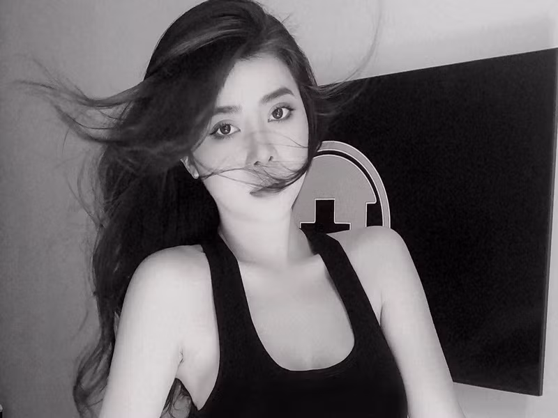 1 ngày trước khi mất, Minh Sương vẫn sử dụng mạng xã hội. Trên trang cá nhân Instagram, Facebook, cô đăng tải loạt ảnh gợi cảm.
