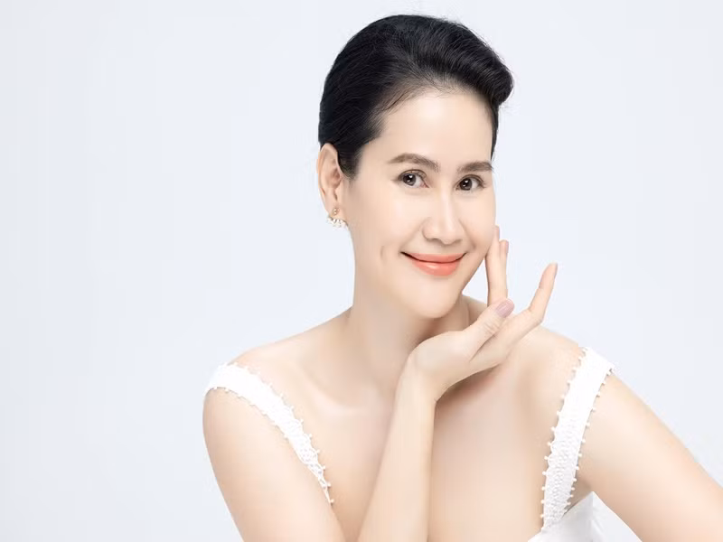 Thân Thúy Hà khéo giữ làn da mịn màng.