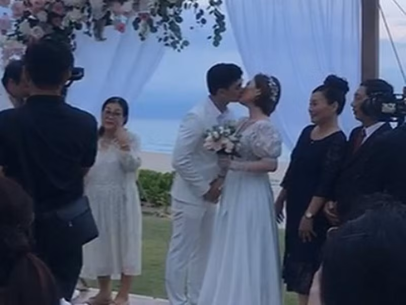 Đôi uyên ương trao nhau nụ hôn đắm đuối trong hôn lễ. Ảnh: Yeah1