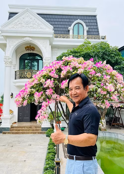 Nam nghệ sĩ có một căn biệt thự trắng ở Thạch Thất (Hà Nội). Ảnh: FBNV