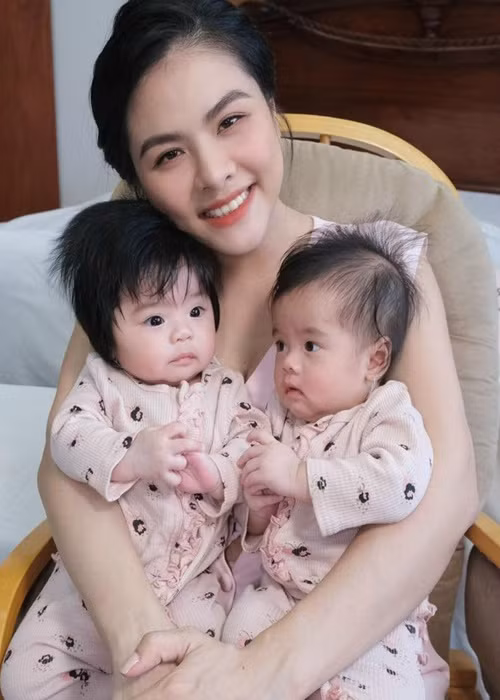 Không khó để phân biệt hai nhóc tì sinh đôi nhà Vân Trang.
