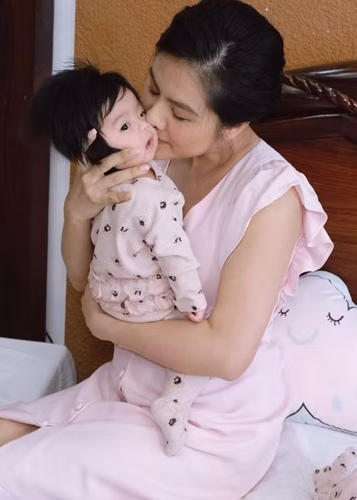 Vân Trang chia sẻ khoảnh khắc cưng nựng bé Lê Quỳnh.