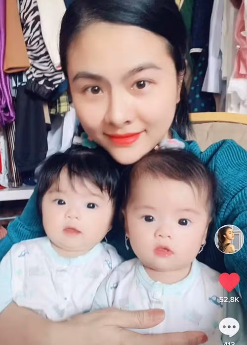 Vân Trang liên tục cho hai con gái sinh đôi "lên sóng".