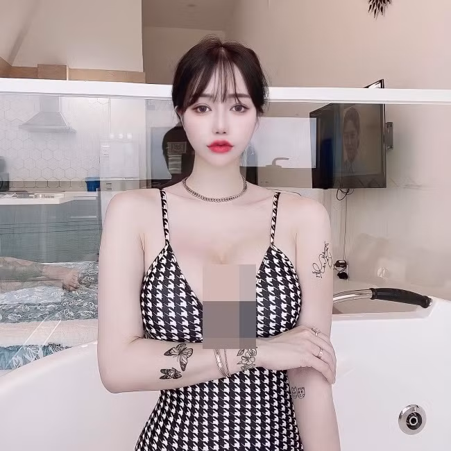 Bên cạnh bikini, monokini cũng đang được họ ưa chọn diện.