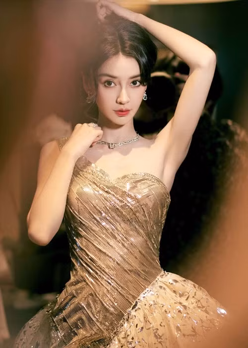 Bà mẹ một con từng vướng tin đồn hẹn hò một doanh nhân sau khi ly hôn. Ảnh: Lao động