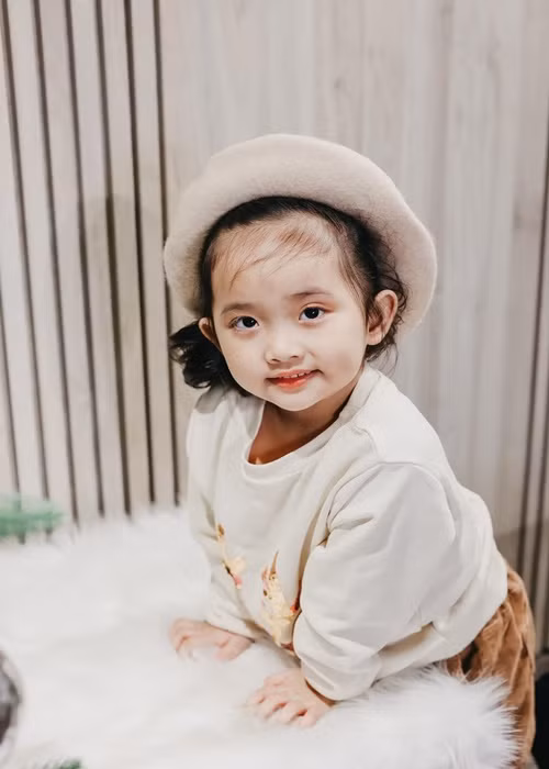 Con gái của Khánh Thi còn từng được ví như "bản sao của Dương Mịch" vì khá giống với nữ diễn viên Trung Quốc ngày nhỏ.
