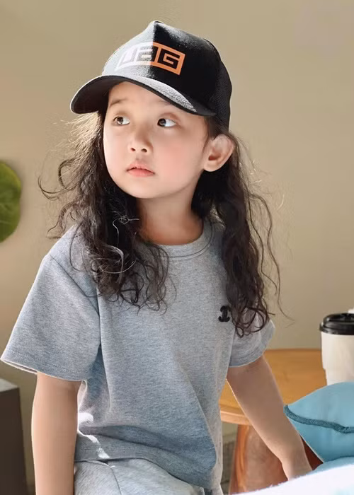 Khánh Thi từng chia sẻ, lúc mới 1 tuổi, do ít biểu cảm tươi vui, bé Anna hay bị cả nhà trêu chọc là "cô bé thần sầu". Từ khi lên 2 tuổi, cô nhóc bắt đầu hay cười, cởi mở nhưng vẫn có một chút kiêu sa như "mợ chảnh".
