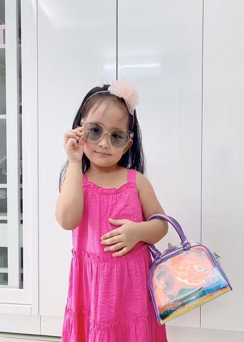 Cô nhóc biết bảo vệ bố, anh trai, sống tình cảm, yêu thương mọi người.