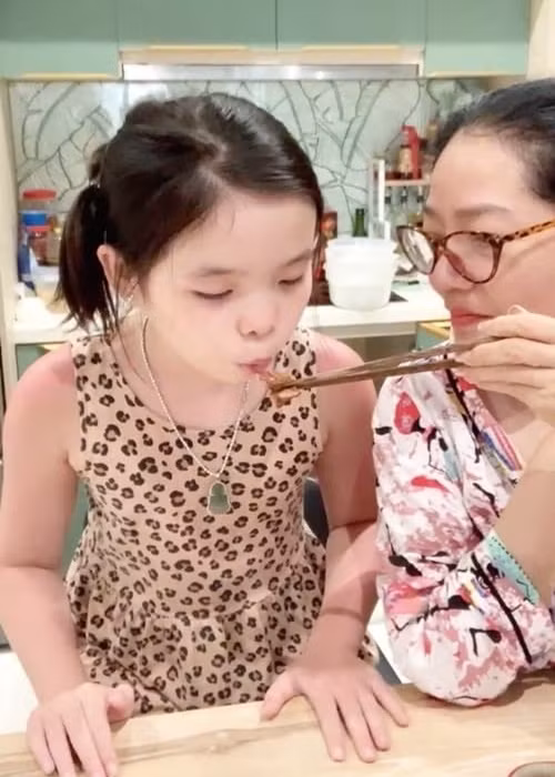 Bé Mia được mẹ của Lý Bình yêu thương như cháu ruột. Khi Lý Bình và Phương Trinh Jolie bận việc, mẹ của Lý Bình đưa đón bé Mia đi học. Ảnh: FBNV