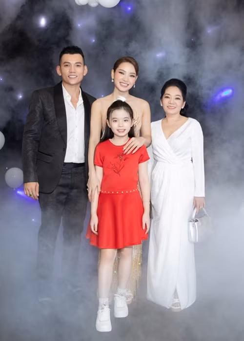 Trước đây, bé Mia gọi mẹ của Lý Bình là bà Mai nhưng gần đây, cô nhóc gọi bà là bà nội. Ảnh: Phụ nữ Việt Nam