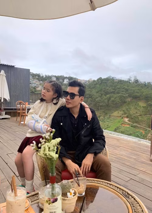 Trong một lần bé Mai bị ngã gãy tay, Phương Trinh Jolie còn chưa vào viện kịp thì Lý Bình đã vào viện chăm bé. Ảnh: FBNV