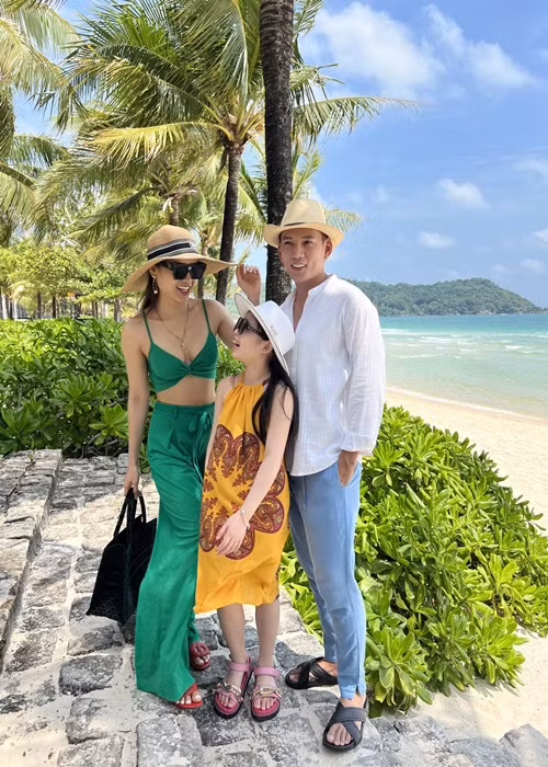 Vợ chồng Phương Trinh đưa con gái du lịch biển cách đây không lâu.
