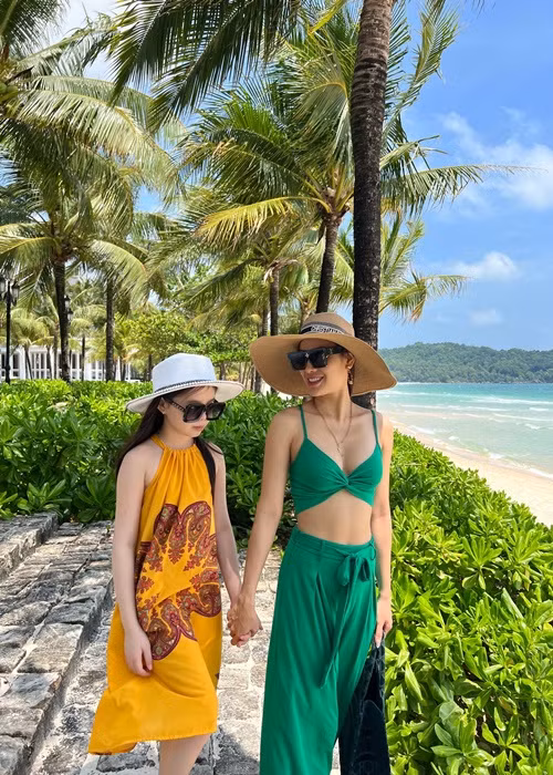 Bé Mia thoải mái xuất hiện bên bố mẹ sau khi được công khai.