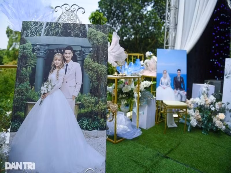 Ảnh cưới của vợ chồng Mạc Văn Khoa được trưng bày. Ảnh: Dân Trí