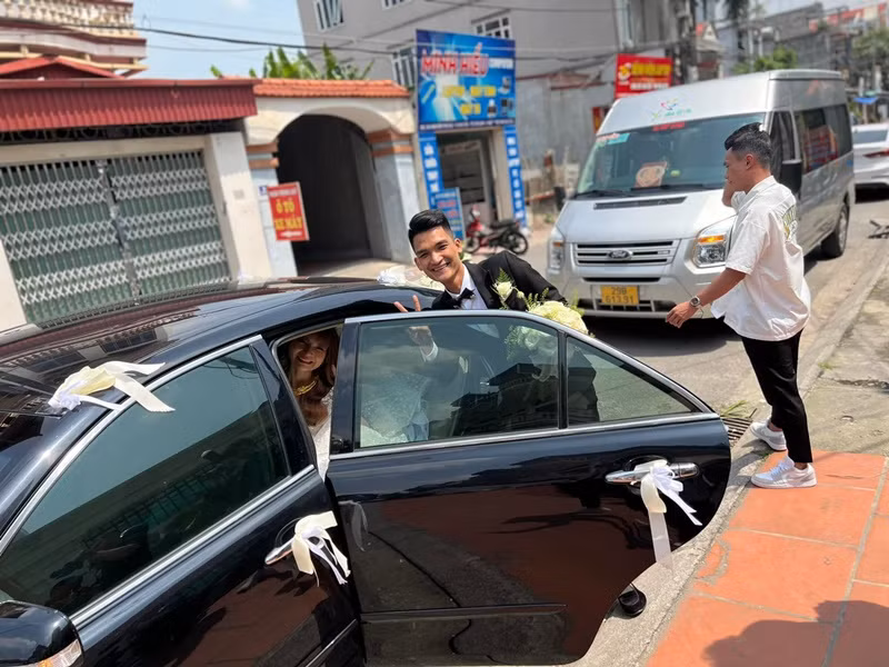 Bà xã của Mạc Văn Khoa luôn rạng ngời hạnh phúc trong đám cưới. Ảnh: FB Huy Khánh