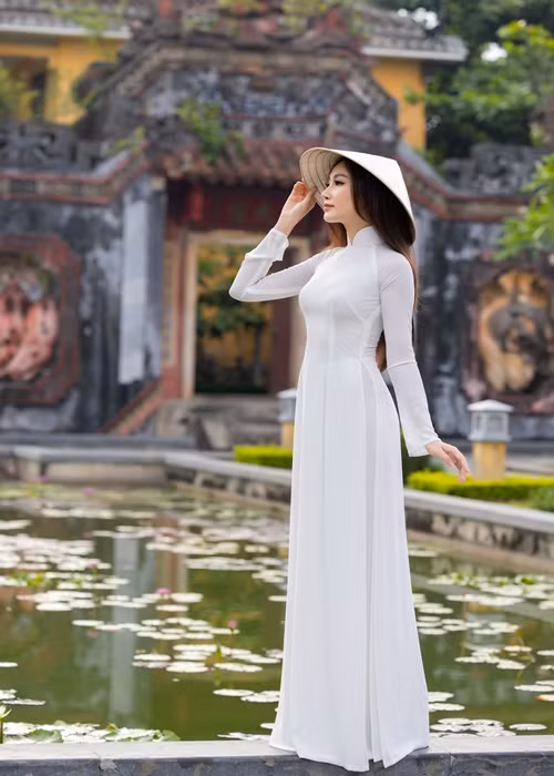Đoàn Hồng Trang sở hữu chiều cao 1m73, số đo 3 vòng 86-60-92 cm.