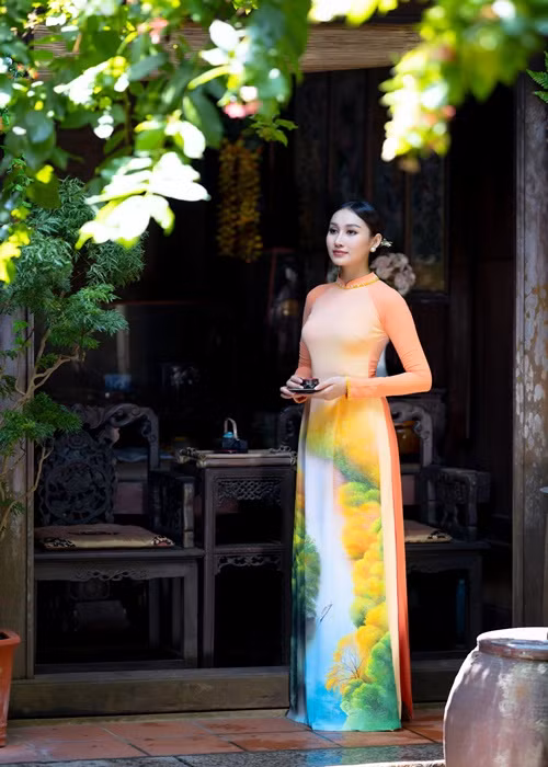 Đoàn Hồng Trang khoe vẻ duyên dáng, dịu dàng.