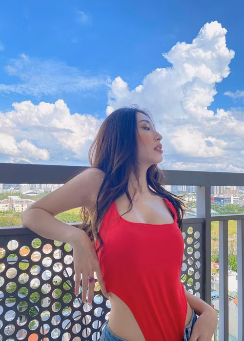 Vóc dáng nuột nà của nữ ca sĩ khiến bao cô gái phải ghen tỵ.