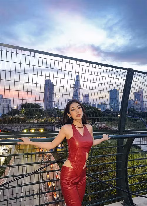 Ngày mới vào nghề, Khổng Tú Quỳnh theo đuổi phong cách ngọt ngào, kín đáo. Bởi vậy, khi chuyển sang style gợi cảm, nữ ca sĩ vấp phải nhiều ý kiến trái chiều.