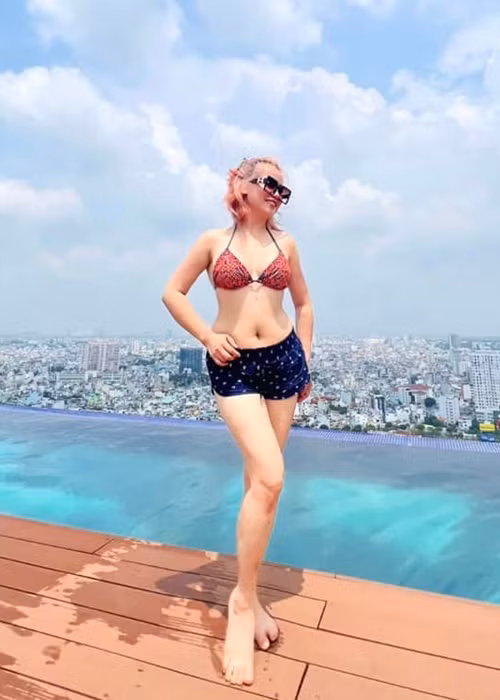Diễn viên 4 đời chồng Hoàng Yến chăm đăng ảnh mặc táo bạo Dien vien 4 doi chong Hoang Yen cham dang anh mac tao bao