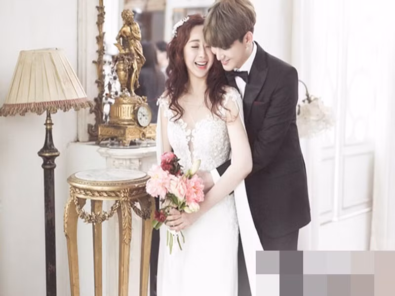 Trần Hoa yêu Ham So Won ngay từ cái nhìn đầu tiên và đã cầu hôn bạn gái sau 1 tháng hẹn hò. Anh còn bất chấp sự phản đối của bố mẹ để cưới mỹ nhân xứ Hàn vào năm 2018. Cặp đôi có con gái chung vào năm 2019. Ảnh: Osen