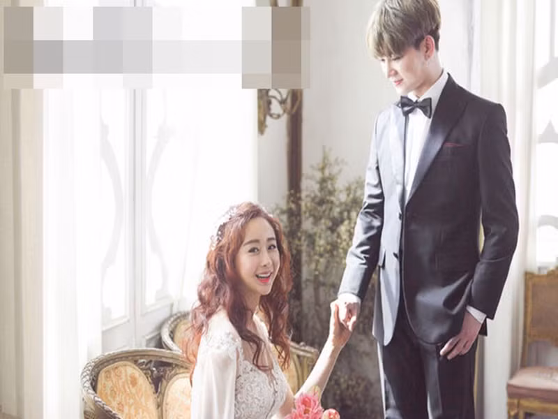 Theo Zing, sau kết hôn, Trần Hoa theo vợ sang Hàn sinh sống. Khi tham gia chương trình thực tế Flavor of Wife, cả hai thường xuyên xảy ra những trận cãi vã kịch liệt. Ham So Won bị chỉ trích kiểm soát chồng thái quá. Chồng trẻ của Ham So Won thậm chí phải đi gặp bác sĩ tâm lý trị liệu sau khi có những dấu hiệu trầm cảm. Ảnh: Osen