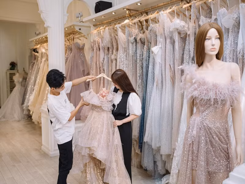Phan Hiển đã đưa Khánh Thi đi chọn trang phục.