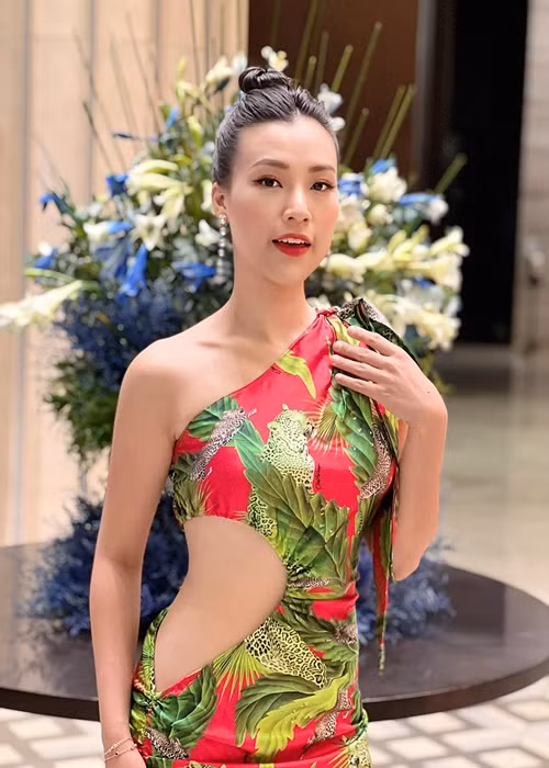 Sau tuyên bố ly hôn, nữ MC chăm chỉ chạy show hơn.