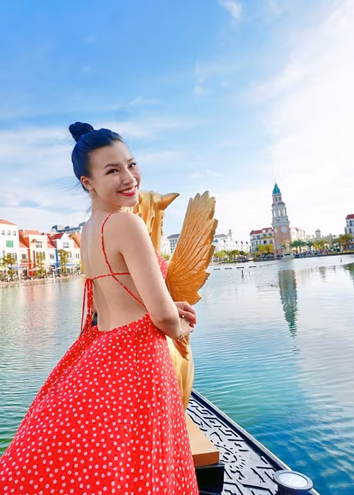 Hoàng Oanh luôn xuất hiện với vẻ ngoài rạng rỡ. Nhiều người khen nhan sắc của cô ngày càng thăng hạng.