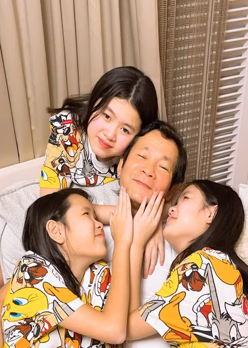 Phương Lê từng chia sẻ trên Thanh niên, ông xã là chủ tịch một tập đoàn lớn nhưng về nhà anh vẫn cắt móng tay, tắm con, dạy con học, chiều chuộng con.