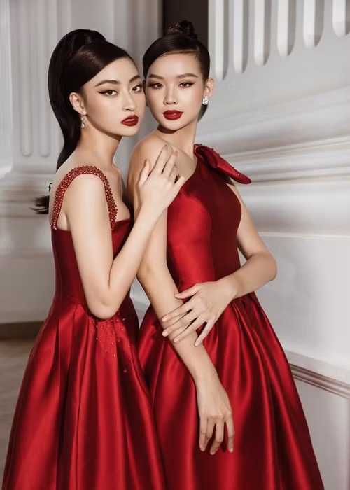 Lương Thùy Linh hóa bé nhỏ khi đứng cùng thí sinh cao nhất cuộc thi năm nay.