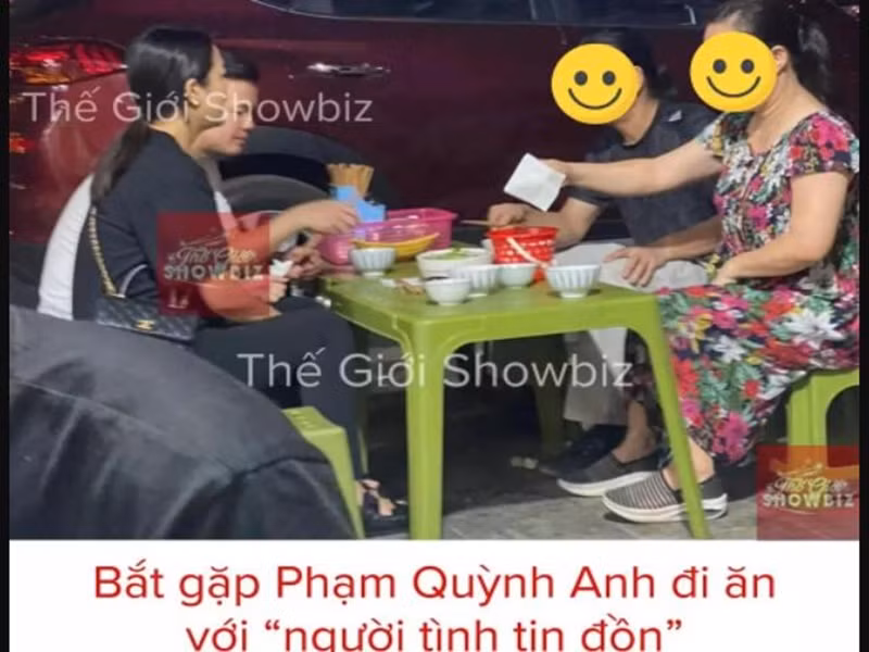 Tin đồn Phạm Quỳnh Anh hẹn hò rộ lên từ lâu. Mới đây, nữ ca sĩ lộ ảnh đi ăn cùng một chàng trai. Một số cư dân mạng đoán già đoán non người đàn ông trong ảnh là bạn trai của Phạm Quỳnh Anh. Ảnh: Thế giới showbiz