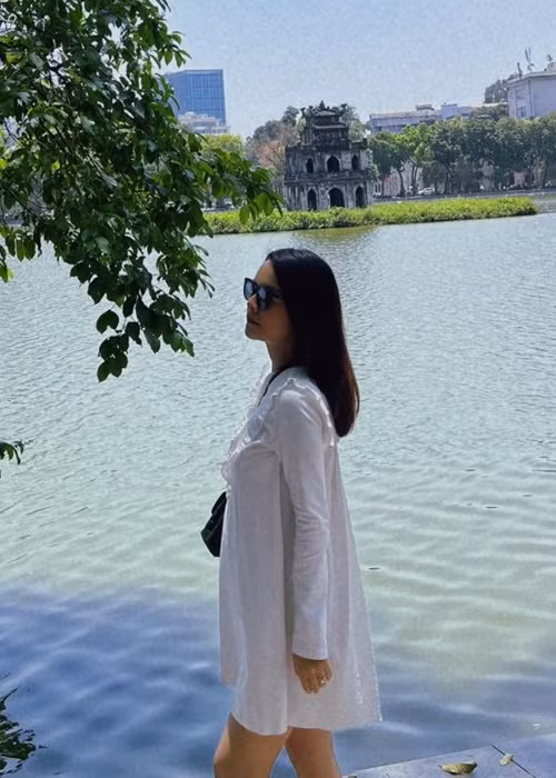 Đăng ảnh mặc váy rộng khi đi ngắm Hồ Gươm, Phạm Quỳnh Anh một lần nữa bị soi vòng 2 lùm lùm. Ảnh: FBNV