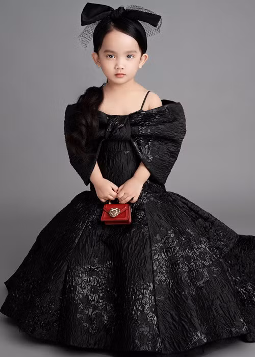 Mới đây, khi bé MyMy bị soi mặc váy áo lộng lẫy, Đỗ Mạnh Cường bức xúc đáp trả những ý kiến trái chiều.