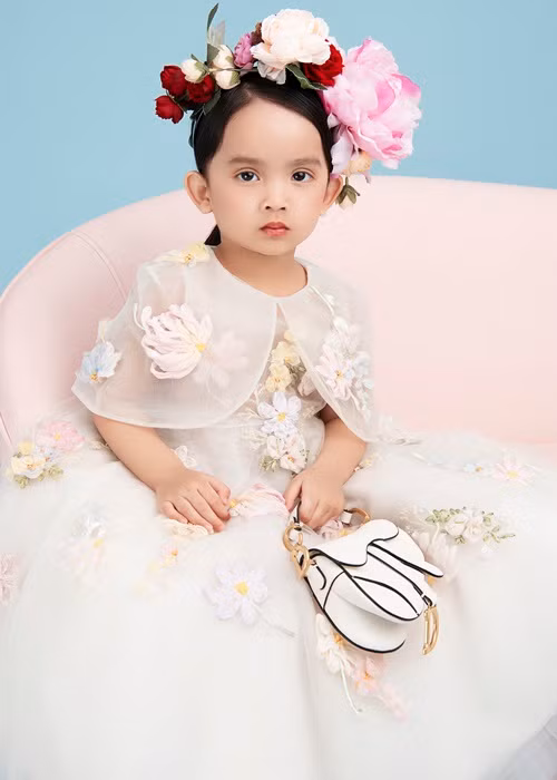 Cô nhóc năm nay 3 tuổi, được bố nhận nuôi từ lúc mới 3 ngày tuổi.