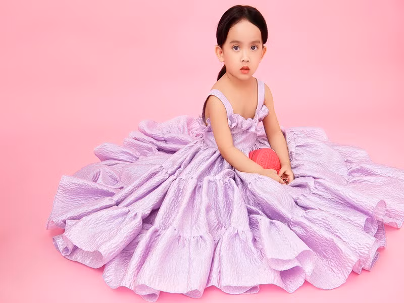 Trong gia đình, MyMy có tính tình dịu dàng nhất trong 4 chị em gái, hay nũng nịu với bố.