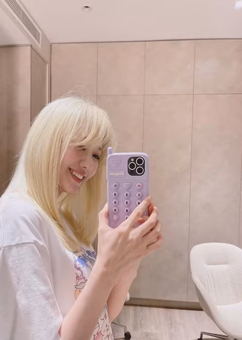 Bà xã của Trấn Thành hài lòng về mái tóc bạch kim của mình.