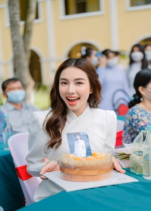 Thùy Tiên khoe được tặng món bánh bông lan trứng muối yêu thích.