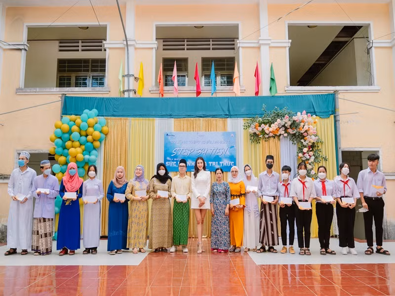 Mỗi suất trị giá 1 triệu đồng dành tặng cho các em học sinh có hoàn cảnh khó khăn của trường và học sinh dân tộc Chăm tại THPT Châu Phong.