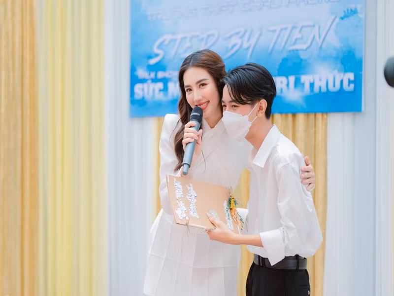 Nhiều em học sinh là fan của Thùy Tiên.
