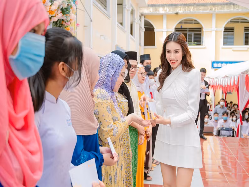 Hoa hậu Thùy Tiên đã trao tặng 50 suất học bổng.