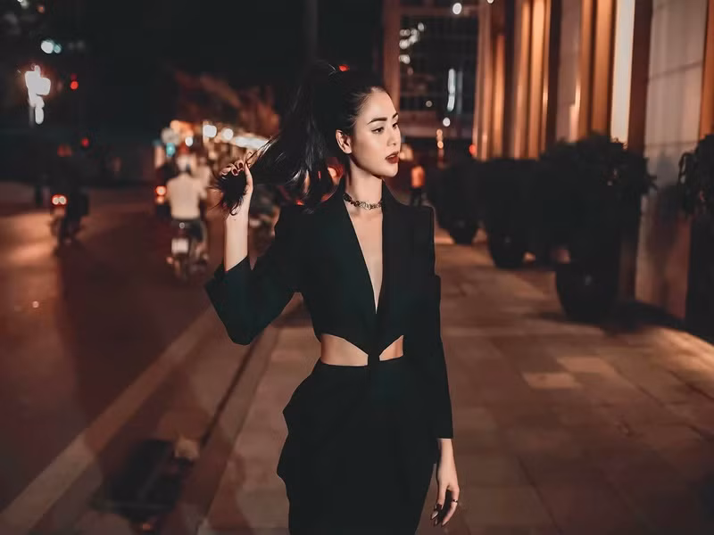 "Ai cũng có gia đình và những mối quan hệ cần bảo vệ. Trang làm vậy cũng là tôn trọng đời tư cá nhân của bạn diễn thôi", cô nói.