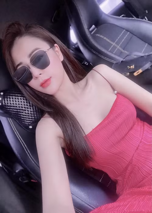 Lương Thu Trang khéo diện trang phục tôn đường cong lẫn làn da trắng nõn nà.
