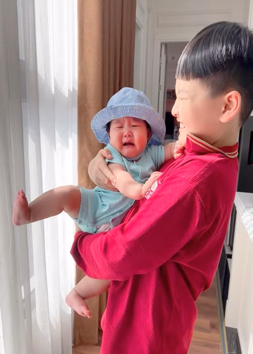 Con gái của Bảo Thanh bỗng òa khóc khi được anh trai bế.
