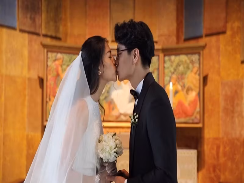 Ngô Thanh Vân và ông xã kém tuổi trao nhau nụ hôn trong hôn lễ. Ảnh: Dân Việt