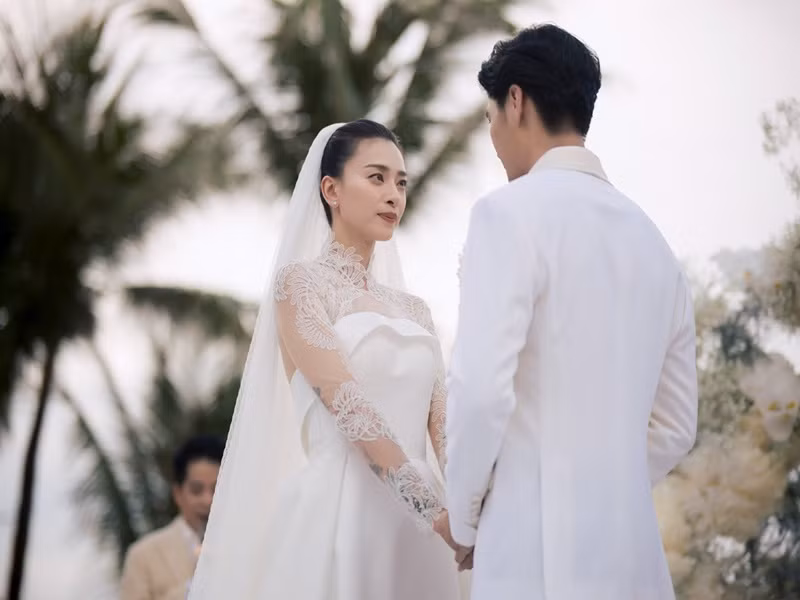 Còn Huy Trần tâm sự: "Và hai đứa đã về một nhà. Cám ơn người bạn đồng hành, người bạn đời, người vợ tuyệt vời nhất cuộc đời Huy. Cám ơn em vì đã chịu bước tới cuối con đường cùng anh. Yêu em, thương em và gia đình nhỏ của hai đứa". Ảnh: FBNV