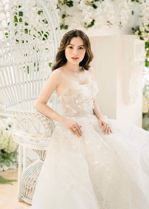 Phương Lê hút mắt với các đường cong vòng gợi cảm dù đã 3 con Phuong Le hut mat voi cac duong cong vong goi cam du da 3 con